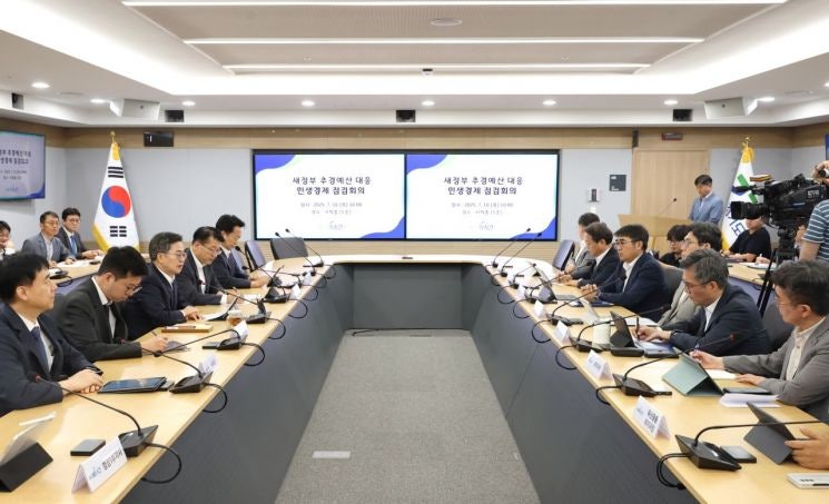 <b>김동연</b> "새정부 <b>추경</b>은 <b>민생</b> 살리는 '산소호흡기'…시너지 내도록 뒷받...