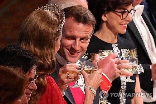 <b>마크롱</b>, 영국 <b>왕세자빈</b>에 <b>윙크</b>…"영부인한테 또 맞을라" 술렁