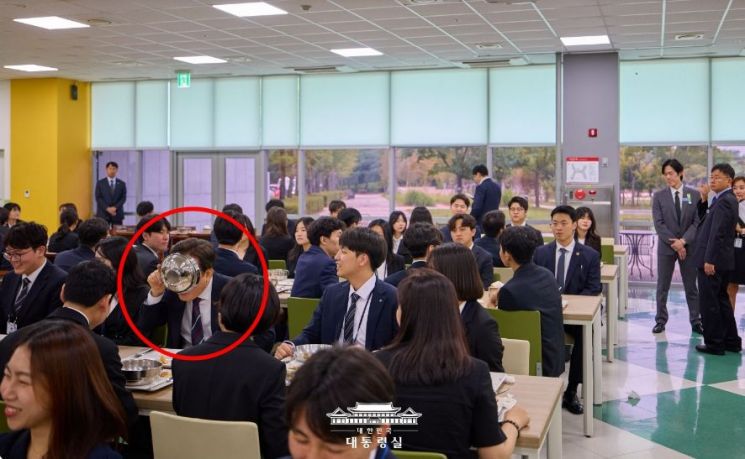 이재명 대통령이 14일 충북 진천 국가공무원인재개발원에서 70기 5급 신임관리자과정 교육생들을 대상으로 '국민주권시대, 공직자의 길'을 주제로 특강을 마친 뒤 참석자들과 오찬을 나누고 있다. 빨간 원이 이 대통령이다