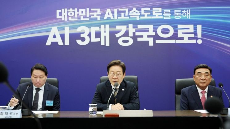 [단독]<b>AI강국</b> 약속한 李대통령, 정부는 '<b>AI</b>4' 회의 만든다