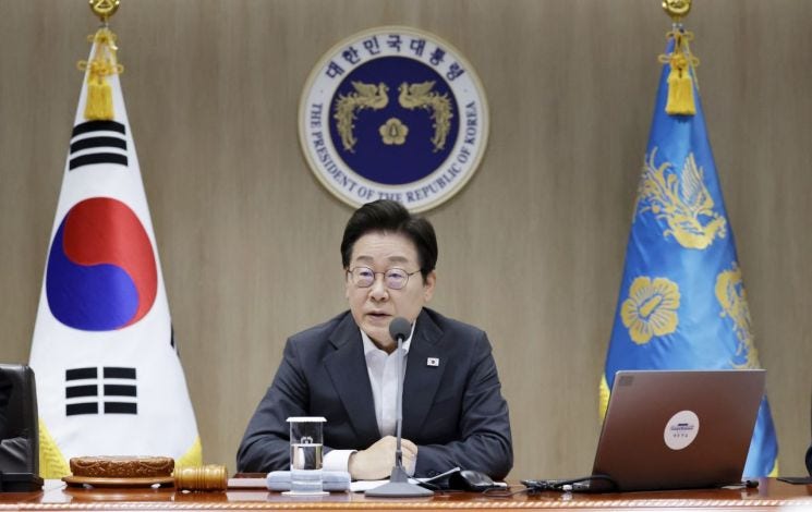 李<b>대통령</b> '<b>대북송금</b>' <b>재판</b> 연기…5개 <b>재판</b> 모두 <b>중단</b>