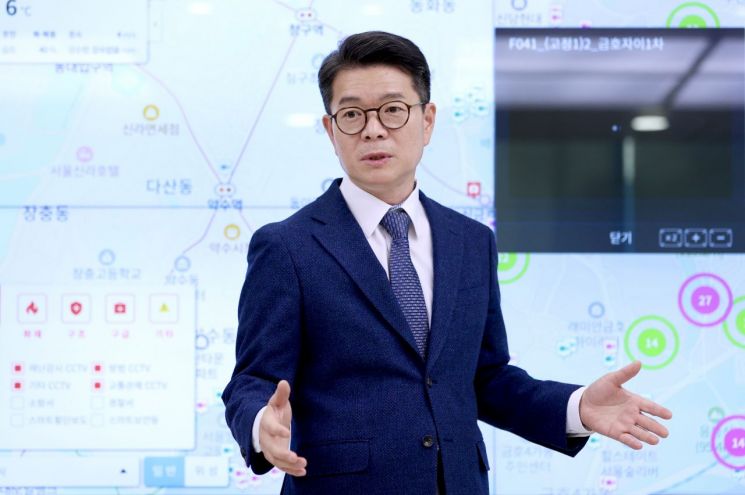 정원오 성동구청장이 'K-브랜드지수' 서울시 지자체장 부문에서 1위로 선정됐다. 사진은 스마트 정책소통방에서 설명하고 있는 정원오 성동구청장. 성동구 제공.