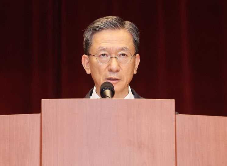 <b>정성호</b> 법무장관 "檢, 공무원 <b>직권남용</b>·기업 <b>배임 수사</b> 신중 검토"