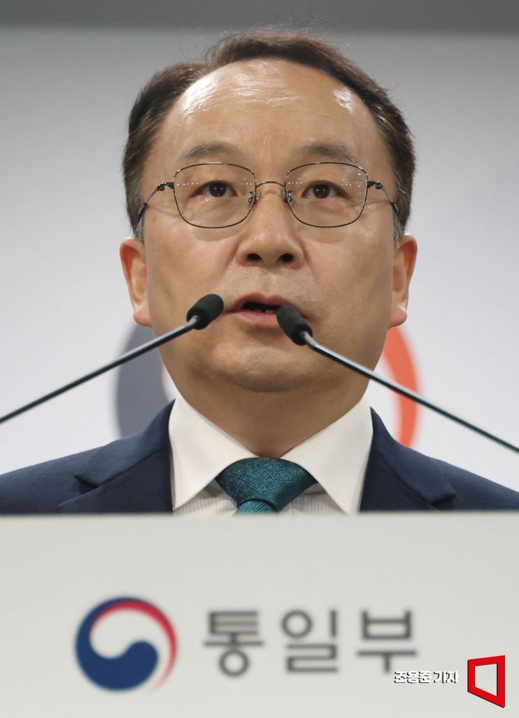 통일부 "北<b>주민 시신</b>, 내달 5일 판문점서 넘겨주겠다"…이례적 공개 통...