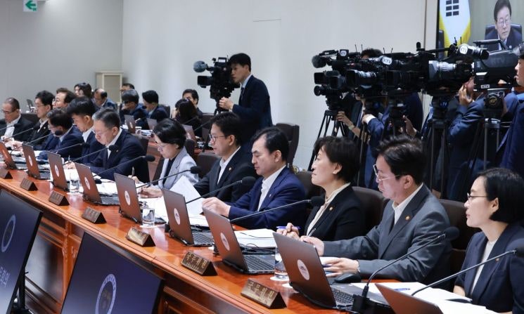 장관도 몰랐던 <b>생중계</b> <b>국무회의</b>…"나가서 좀 찾아보고 와라" 李 지시도