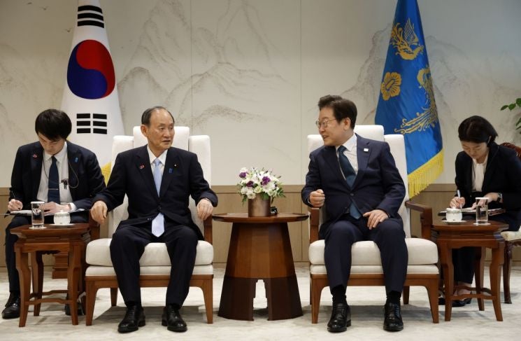<b>스가</b> 전 日 총리 만난 <b>이재명</b> 대통령 "<b>한일</b> 미래지향적 <b>발전</b>하길"