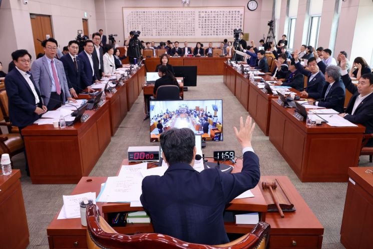 <b>노란봉투법</b>·<b>방송3법</b>, 민주당 주도로 법사위 통과…野 토론중단에 반발