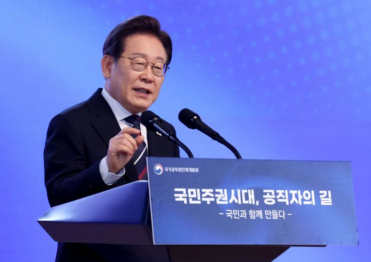 이재명 대통령이 14일 충북 진천 국가공무원인재개발원에서 70기 5급 신임관리자과정 교육생들에게 '국민주권시대, 공직자의 길'을 주제로 특강을 하고 있다. 연합뉴스