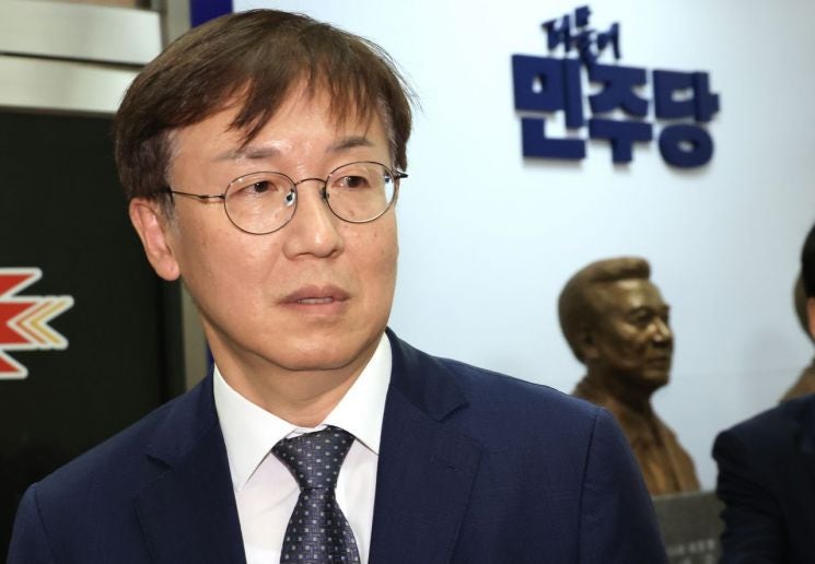 與윤리심판원 "'<b>차명</b> 주식<b>거래</b> 의혹' <b>이춘석</b>·보좌관 <b>제명</b> 사유 확인"