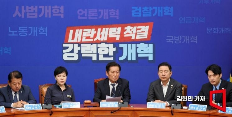 與, 사법개혁특위 출범…<b>정청래</b>, 종교계 찾아 '여론·동력' 확보 박차
