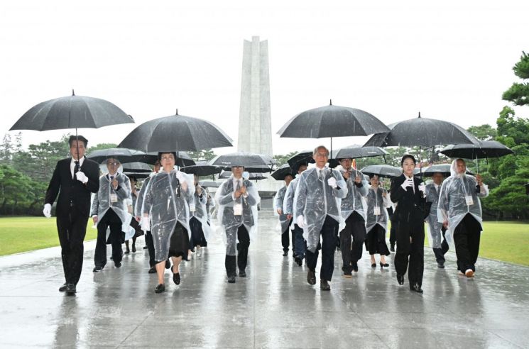 At the invitation of Seoul Mayor Oh Se-hoon, descendants of independence activists visiting Korea paid their respects at the National Cemetery on the morning of the 13th. They are scheduled to participate in the event prepared by the Seoul Metropolitan Government in celebration of the 80th anniversary of liberation.