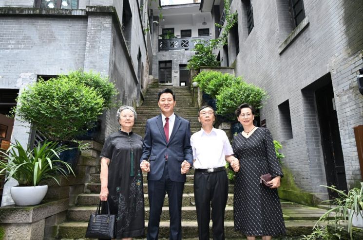 On July 28 last year, Seoul Mayor Oh Se-hoon met with descendants of independence activists at the Republic of Korea Provisional Government office in Chongqing, China.