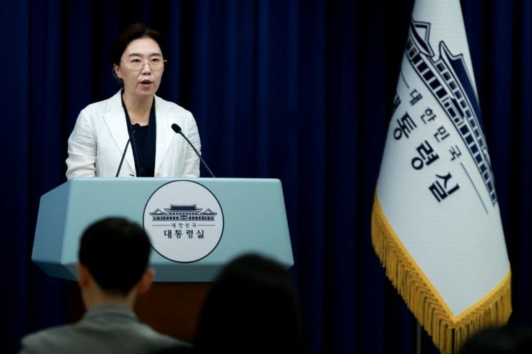 <b>대통령</b>실 "<b>국민임명식</b>에 文 내외, 盧 유가족 참석"