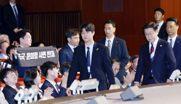 李 대통령 광복절 연설하는데…'조국·<b>윤미향 사면 반대</b>' 플래카드 펼친...