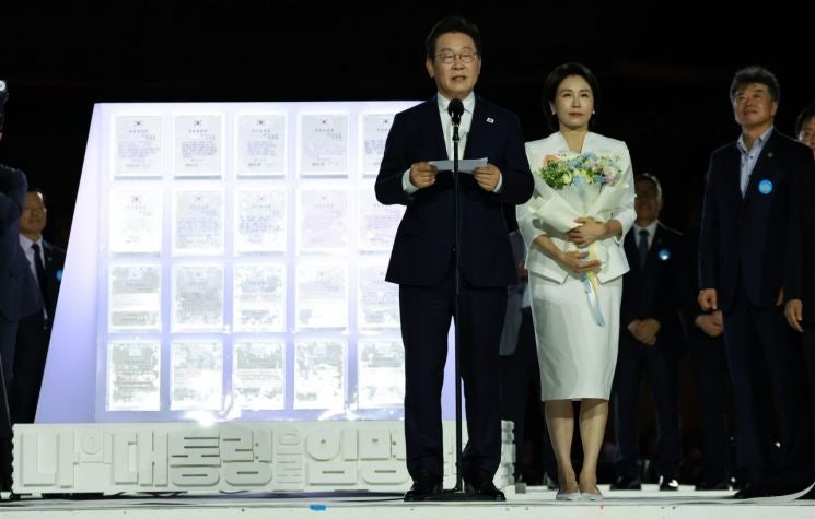 취임 72일만의 <b>국민임명식</b>…'빛의 임명장' 받은 이재명 대통령