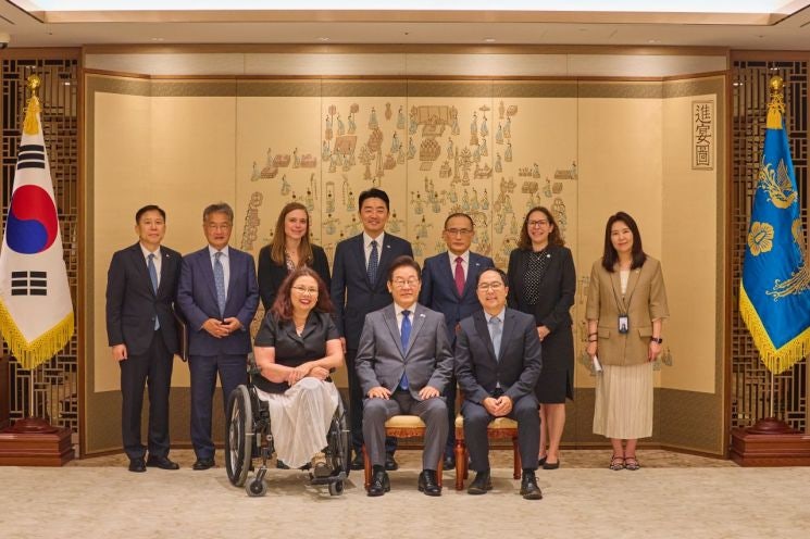 李<b>대통령</b> <b>접견</b>한 美<b>상원의원</b> "日 먼저 방문은 한·미·일 협력 강화 의지...