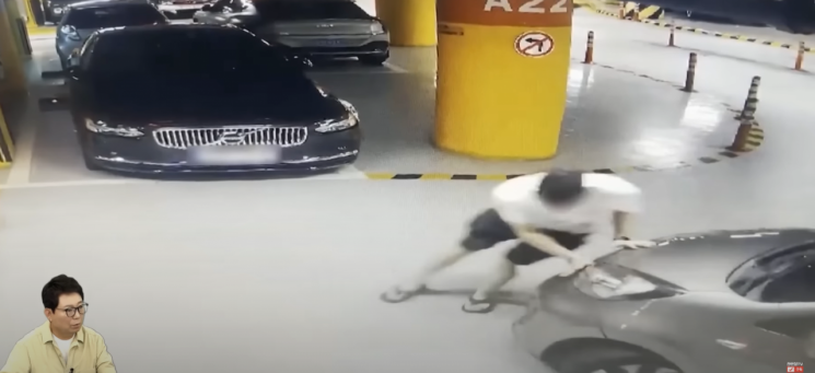 인천국제공항 제1여객터미널 주차장에서 발생한 사고 영상. 한문철TV 유튜브