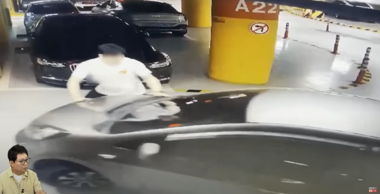 인천국제공항 제1여객터미널 주차장에서 발생한 사고 영상. 한문철TV 유튜브