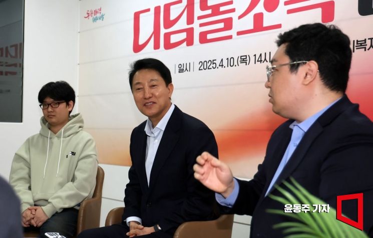 오세훈 서울시장이 서울 마포구 복지센터에서 디딤돌소득 대상 시민들과 간담회를 갖고 있다.