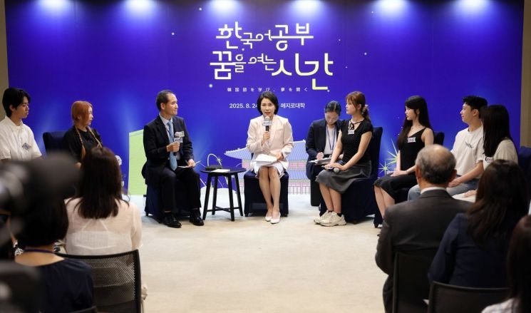 日 메지로대 한국어학과 찾은 <b>김혜경 여사</b> "문화·언어로 하나 되는 기...