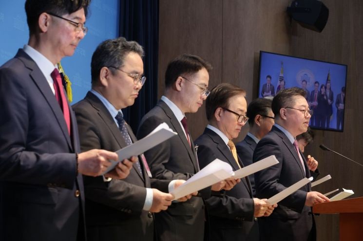 경제8단체 "'더 센 <b>상법</b>' 통과에 <b>유감</b>…부작용 최소화하는 균형 입법 필...