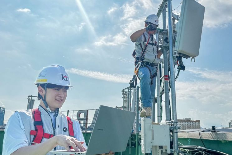 KT 직원들이 AI-RAN 기술 검증을 진행하는 모습. 사진제공=KT
