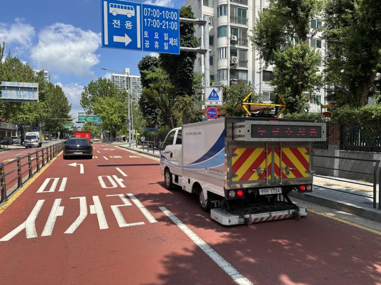 Scene of GPR (Ground Penetrating Radar) road exploration (vehicle-mounted). Seoul City