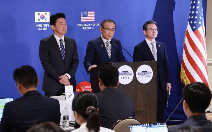 韓기업 美에 1500억 달러 직접 투자…<b>한미</b> 비서실장 '<b>핫라인</b>'도 구축