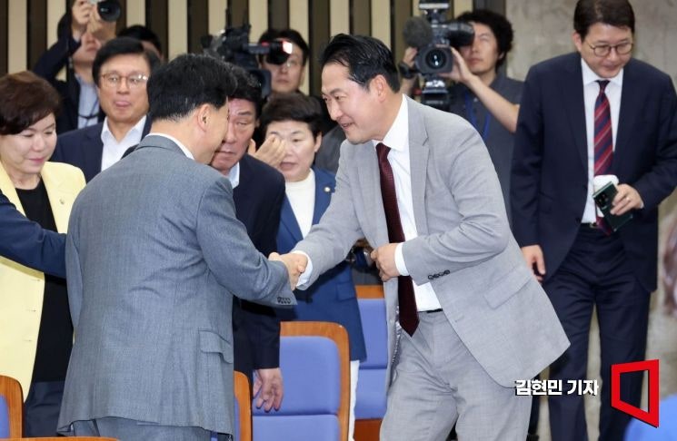[포토] <b>의원총회</b> 참석하는 <b>장동혁</b> 대표