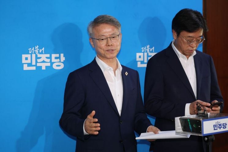 與, <b>정성호</b>에 "너무 나간 거 아니냐"…당정 <b>검찰개혁</b> '<b>이상기류</b>'