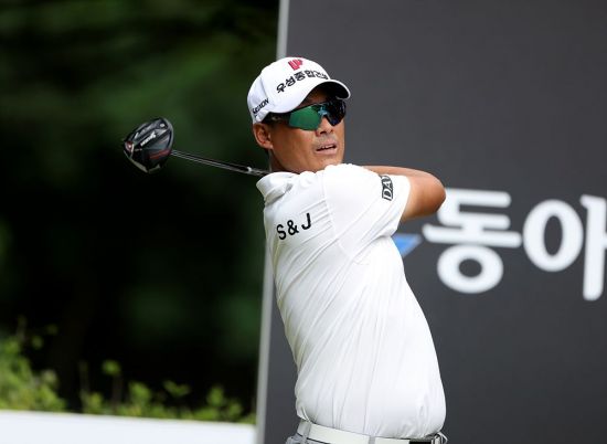 43세 <b>김재호</b>, 7언더파 <b>선두</b>…"나이는 숫자에 불과해"