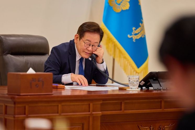 李<b>대통령</b>, <b>몽골 대통령</b>과 첫 <b>통화</b>…"광물자원-선진기술 상호 협력"