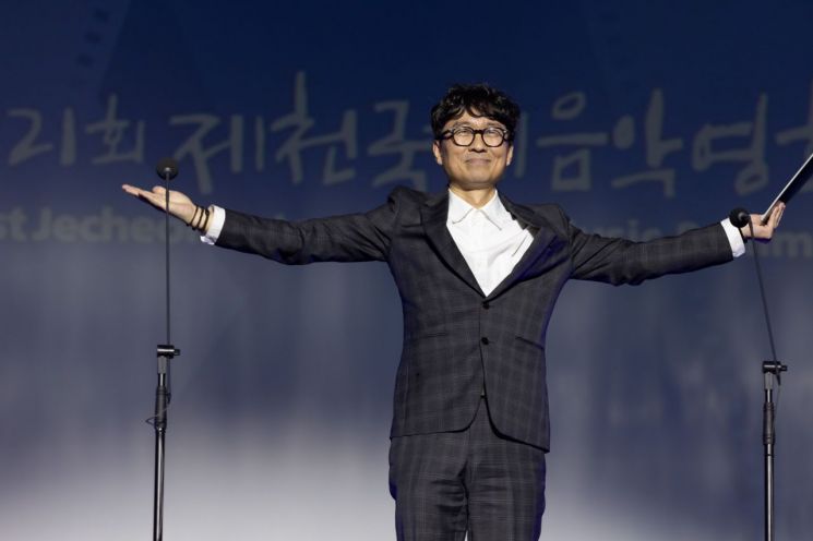 장항준 집행위원장이 4일 오후 충북 제천시 제천비행장 돔 특설무대에서 열린 제21회 제천국제음악영화제 개막식 무대에 올라 인사하고 있다. 사진제공=제천국제음악영화제