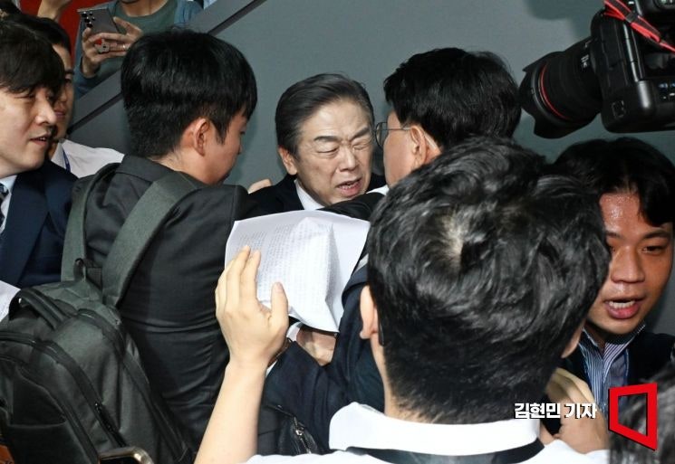 與 "<b>국회</b> 난동 유발 <b>김형석 독립기념관장</b>, 즉각 퇴진하라"