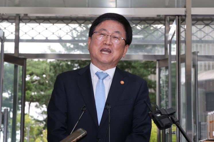 <b>최교진 교육부 장관</b> "교사가 아이 가르치는 일에 집중할 수 있게"(종합)