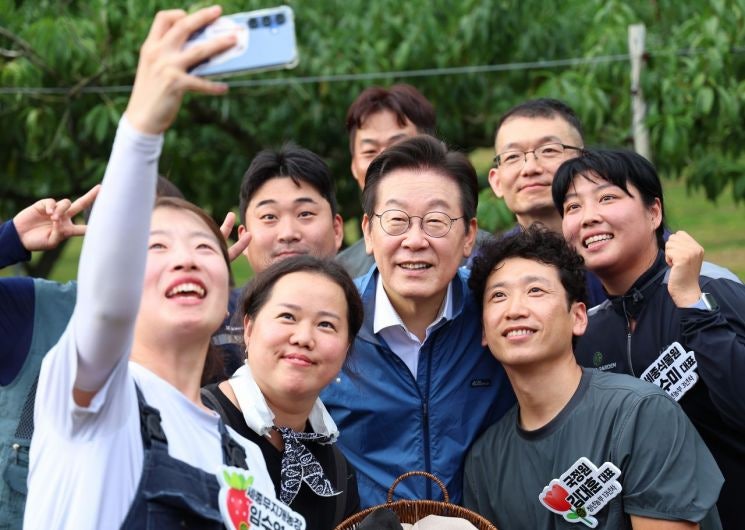 <b>청년농업인</b> 만난 李대통령 "투자와 지원 아끼지 않겠다"