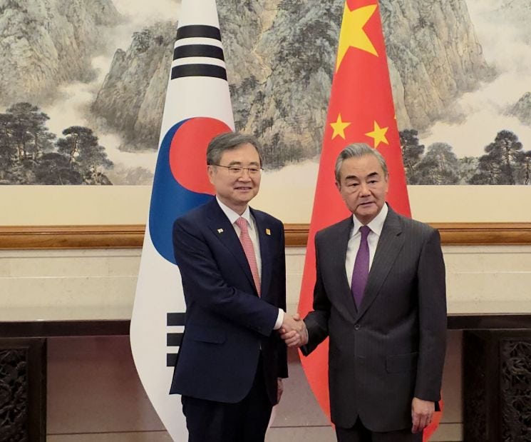 조현 "<b>시진핑</b> APEC <b>방한 희망</b>"…中왕이 "교류 늘려야"