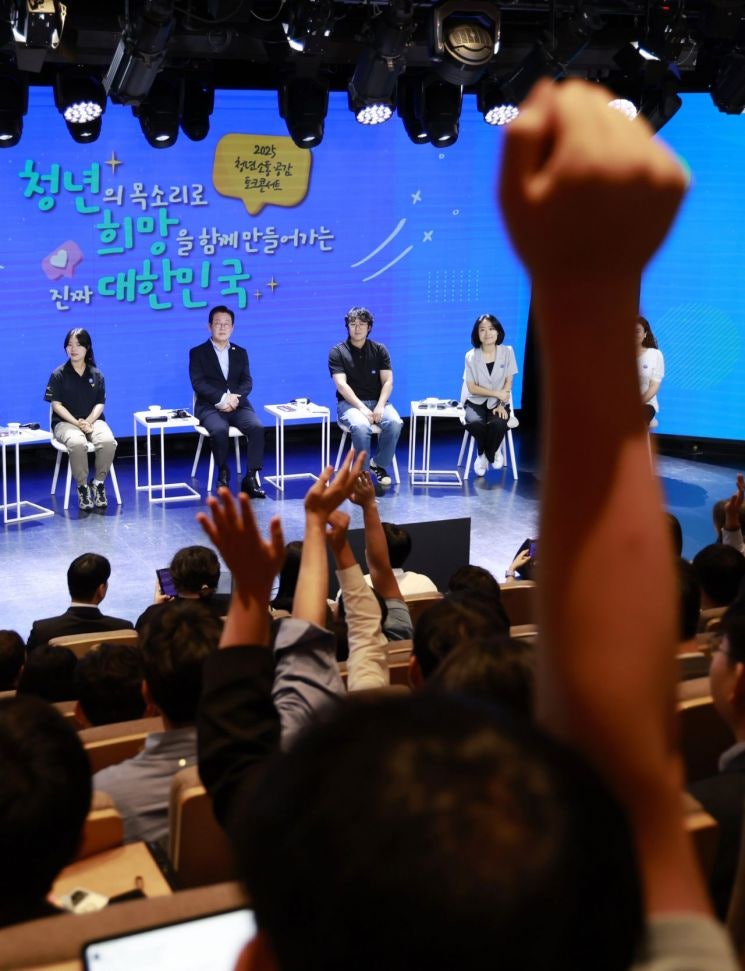 李대통령 "<b>청년</b> 어려움은 기성<b>세대</b> 잘못…기회 많이 만들겠다"