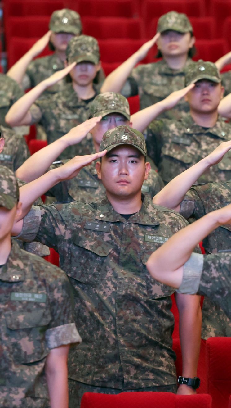 이재용 삼성전자 회장의 장남 이지호씨가 23일 오전 경남 창원시 진해구 해군사관학교 웅포 강당에서 열린 '제139기 해군 사관후보생 입교식'에서 힘차게 경례하고 있다. 연합뉴스