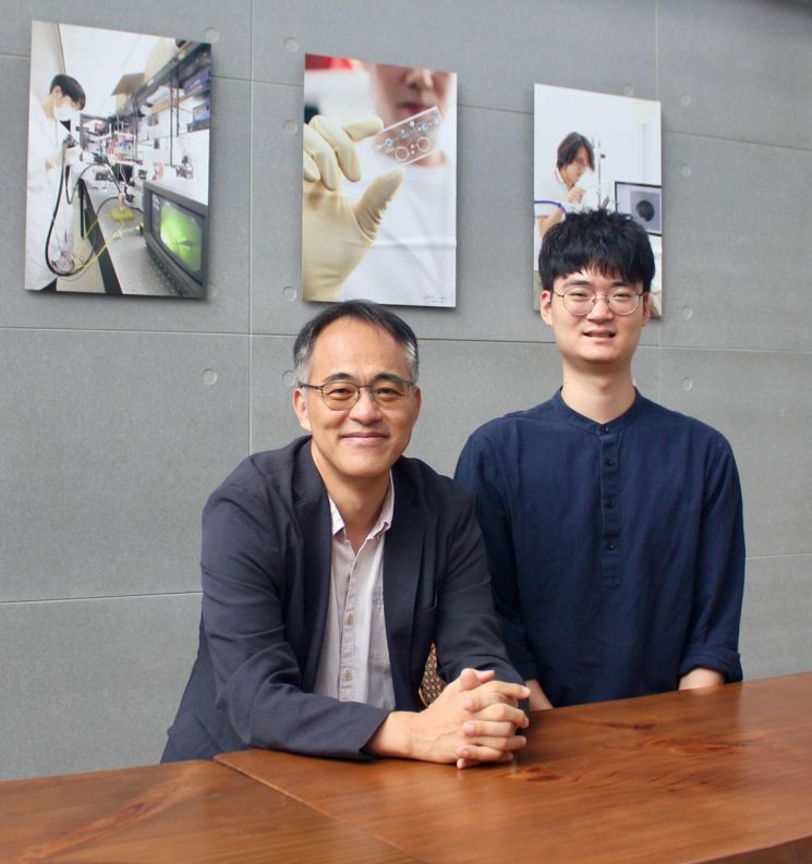 (왼쪽부터) 바이오 및 뇌 공학과 남윤기 교수, 윤동조 박사후연구원. KAIST 제공