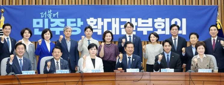<b>정청래</b>, '<b>검찰청 폐지</b>' 표결 앞두고 "<b>약속</b> 지킬 수 있어 기뻐"