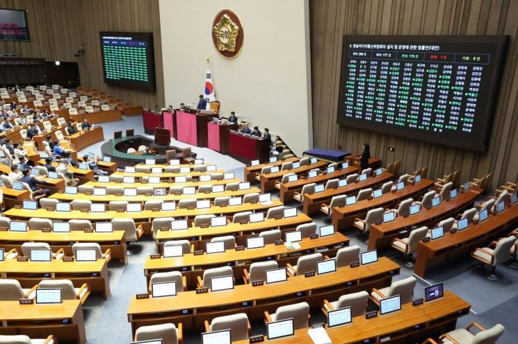 '방통위 폐지' <b>방송미디어통신위</b> 설치법 통과…이진숙 면직