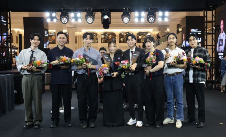 동서식품이 지난 28일 개최한 ‘2025 카누 바리스타 챔피언십’ 결선 시상식에서 수상자들이 기념 촬영을 하고 있다. [사진=동서식품 제공]