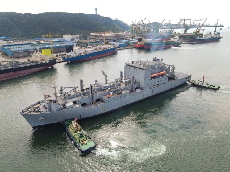 HD현대중공업은 미 해군 7함대 소속의 4만1000톤급 화물보급함 'USNS 앨런 셰퍼드(Alan Shepard)'함이 정기 정비를 위해 울산 동구 HD현대미포 인근 염포부두에 입