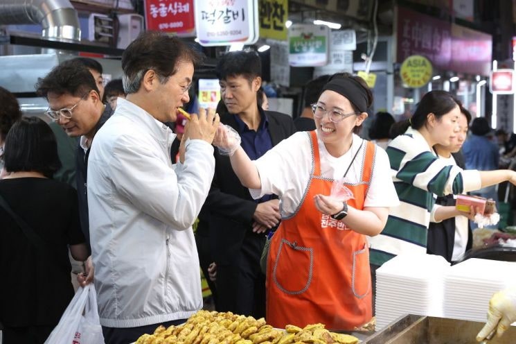 이동환 시장, 전통시장·어린이집 방문…경제·보육 '<b>민생 챙기기</b>'