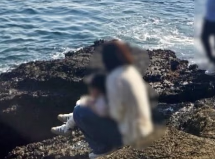 제주 용머리해안 전경과 관광객, 논란을 알리는 이미지