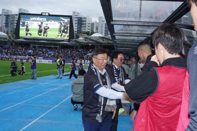 신상진 시장, <b>성남FC</b> 홈경기 찾아 선수단 격려…선두 인천과 무승부