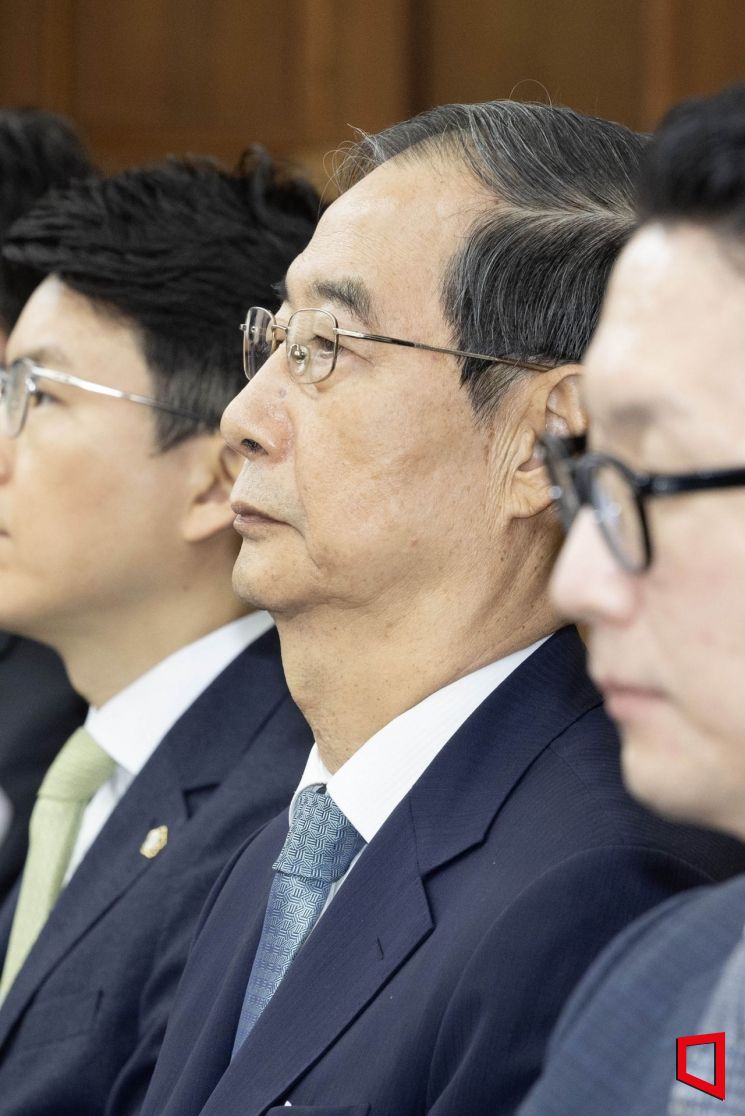 Former Prime Minister Han Deok-soo, charged with 'aiding in insurrection,' attends the first trial at the Seoul Central District Court on the morning of September 30, 2025. Photo by Joint Press Corps