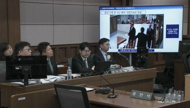 '계엄 방조' <b>한덕수</b> 재판서 계엄 당일 CCTV 공개…윤석열 보며 '고개 끄...