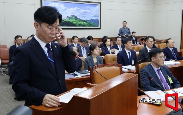 [2025국감]김영훈 장관 "<b>노란봉투법 보완 입법</b> 검토할 것"